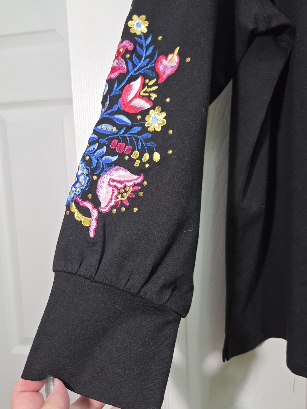Embroidered Black Floral Sleeves Top Sz XL Split Neck - Picture 3 of 11